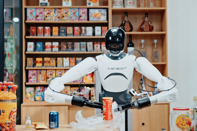 Một robot của Agibot đang được huấn luyện đặt đồ dùng vào túi nilon. Ảnh: Agibot