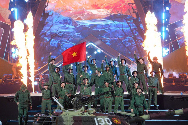 Xe tăng T-54B được mang lên sân khấu Sao Nhập Ngũ Concert.