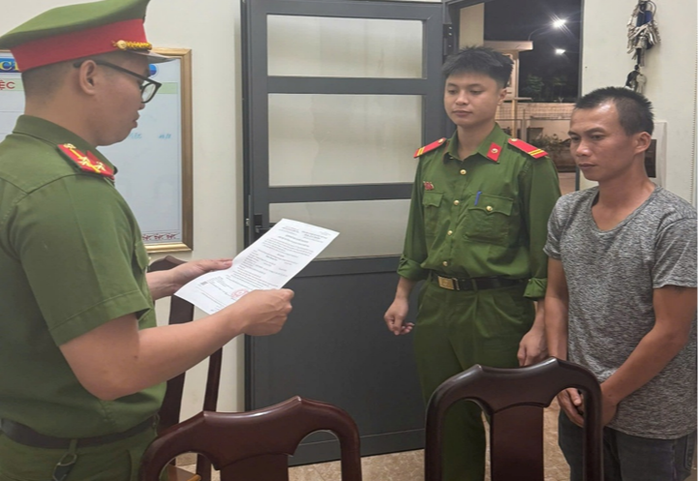 Cơ quan công an tống đạt quyết định khởi tố bị can đối với tài xế gây tai nạn khiến 2 người tử vong