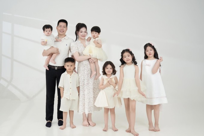 Gia đình chuẩn bị đón em bé thứ 7 vào cuối năm nay. Ảnh: NVCC