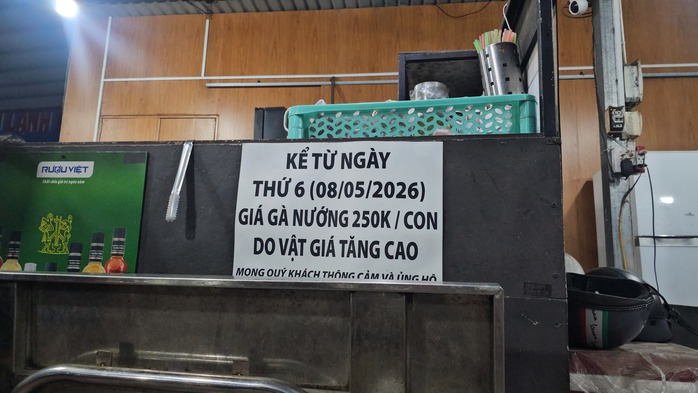 Quán bán gà nướng tại TPHCM thông báo tăng giá từ ngày 8-5