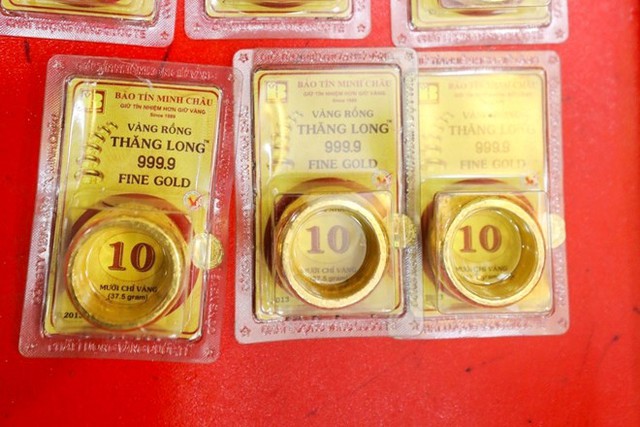 Giá vàng nhẫn trơn của Bảo Tín Minh Châu đầu giờ sáng nay cũng giao dịch ở mức 164,5-167,5 triệu đồng/lượng