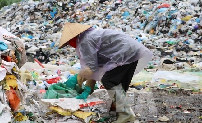 Đề xuất về quản lý thuế liên quan đến người mua ve chai, phế liệu. Ảnh minh họa