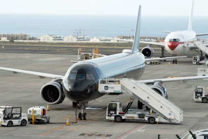 Máy bay được dùng để hồi hương công dân Hà Lan và các nước khác đậu tại sân bay Tenerife Sur-Reina Sofia, hôm 10/5, chờ đón những người được sơ tán từ tàu du lịch MV Hondius. Ảnh: Antonio Sempere / AFP qua Getty Images