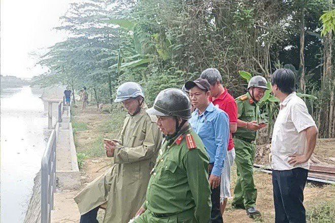 Cơ quan chức năng vào cuộc vụ người đàn ông đổ hàng loạt vỏ chai bia xuống sông ở Huế - 2