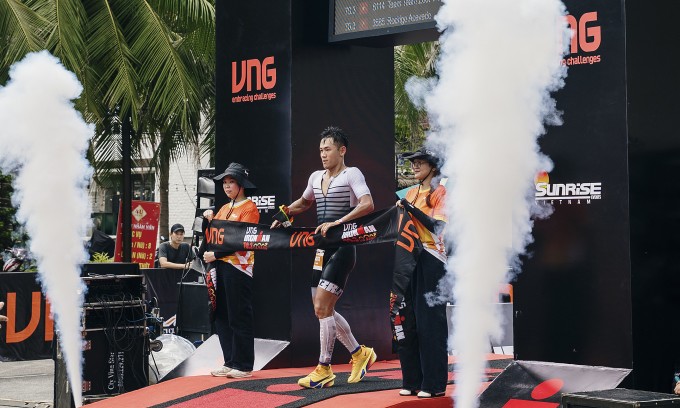 Lâm Quang Nhật trong khoảnh khắc về đích cuộc thi IRONMAN 70.3 Vietnam 2026 tại Đà Nẵng sáng 10/5. Ảnh: Nguyễn Lâm