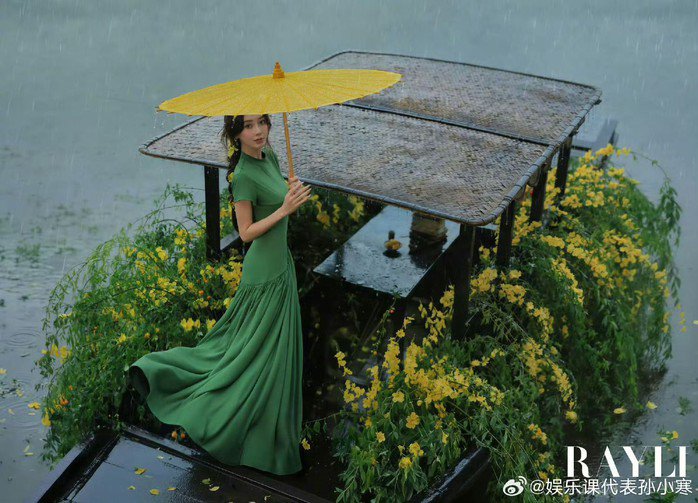 Angelababy khoe nhan sắc trên thuyền hoa