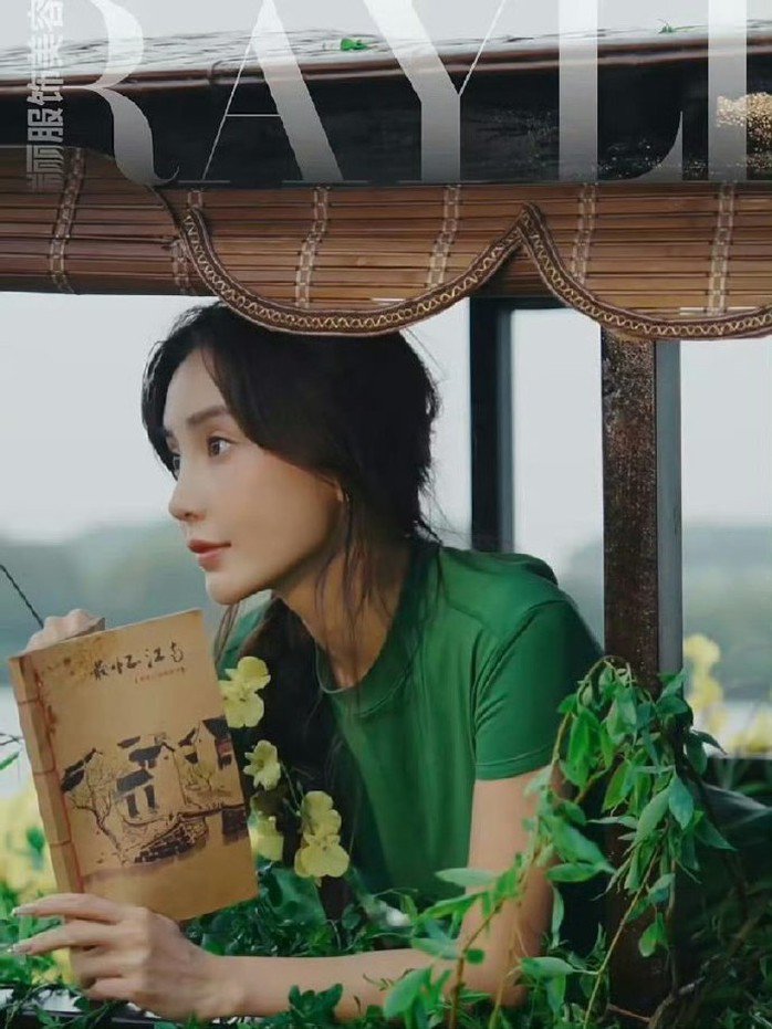 Vẻ đẹp của cô mang đến cảm giác mong manh, cuốn hút