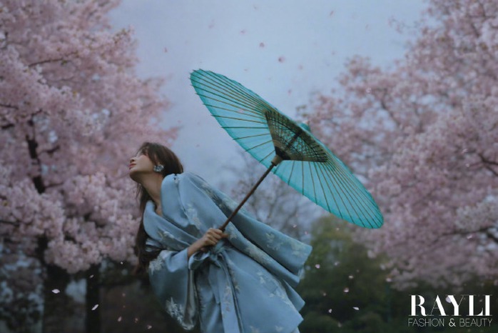 Người đẹp giữa rừng đào