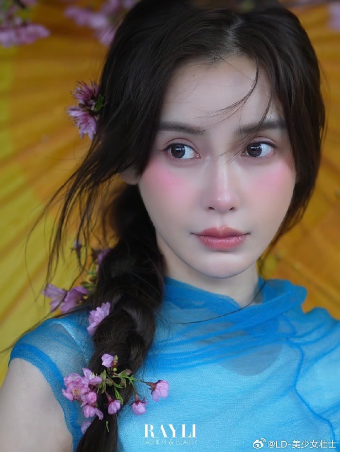 Cách trang điểm cũng được phối khéo léo qua từng khung cảnh