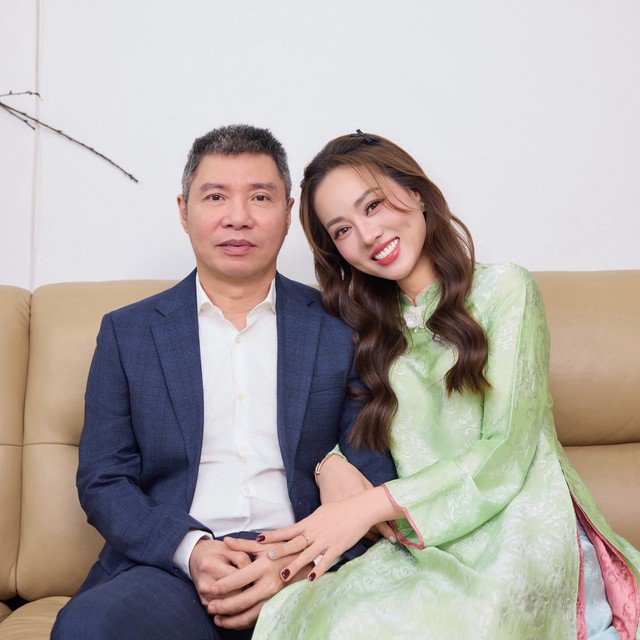 Hình ảnh vợ chồng NSND Công Lý tình cảm bên nhau.