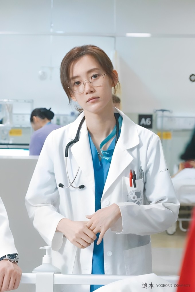 Shin Hyun Bin được biết đến nhiều hơn nhờ vai diễn bác sĩ Jang Gyeo Wool trong phim Hospital Playlist. Ảnh: tvN