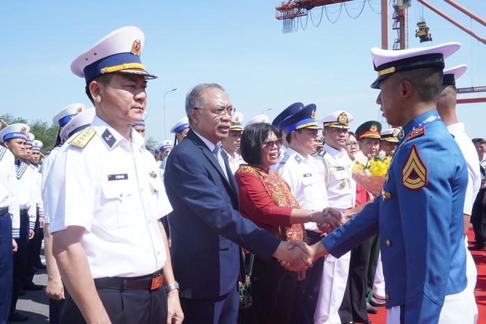 Đại sứ Indonesia tại Việt Nam Adam Mulawarman Tugio và Tổng lãnh sự Indonesia tại TPHCM Carolina Tinangon tham dự lễ đón tàu.