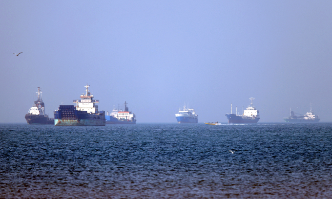 Các tàu ở eo biển Hormuz, ngoài khơi thành phố Bandar Abbas thuộc miền nam Iran, trong ảnh đăng hôm 4/5. Ảnh: AFP