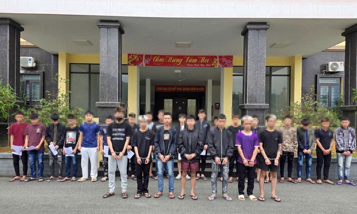 Các đối tượng liên quan tại cơ quan công an. Ảnh: CACC