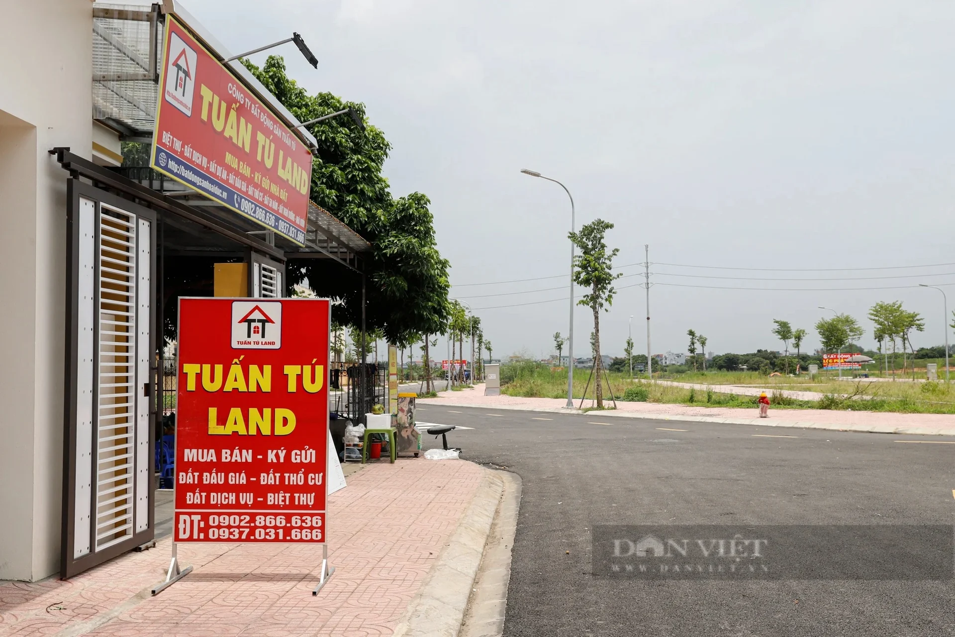 Ngay sau phiên đấu giá, khu vực này lập tức biến thành một "đại công trường" của giới cò đất. Ô tô đỗ kín lối đi, các văn phòng giao dịch dã chiến mọc lên như nấm, bảng biển quảng cáo, mua bán sang tay đất nền ngập tràn với những lời chào mời lợi nhuận hấp dẫn (Ảnh chụp tháng 8/2024).
