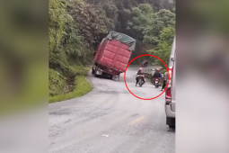 Clip: Thót tim xe máy liều lĩnh lách qua ô tô tải nghiêng ngả trên đèo dốc