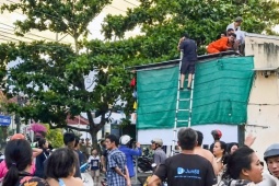 Thi học kỳ lớp 6 xong, trèo lên mái tôn nhặt bóng, nam sinh bị điện giật tử vong