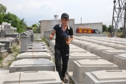 Người đàn ông gần một thập kỷ quy tập mộ vô danh