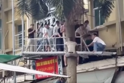 Công an Lạng Sơn nói gì về clip cho rằng 'nhiều người đu cây tháo chạy khỏi casino'