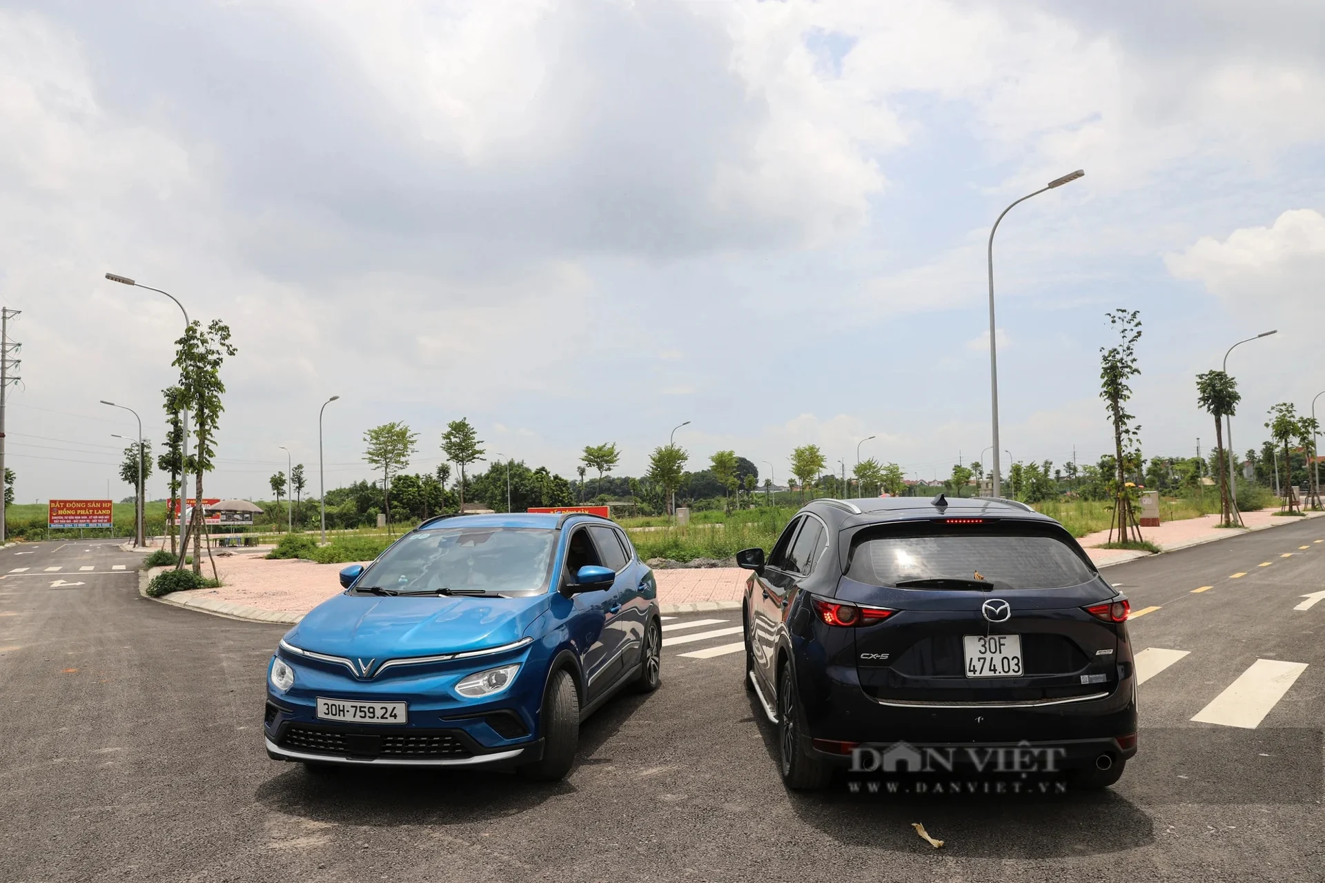 Ngay sau phiên đấu giá, khu vực này lập tức biến thành một "đại công trường" của giới cò đất. Ô tô đỗ kín lối đi, các văn phòng giao dịch dã chiến mọc lên như nấm, bảng biển quảng cáo, mua bán sang tay đất nền ngập tràn với những lời chào mời lợi nhuận hấp dẫn (Ảnh chụp tháng 8/2024).