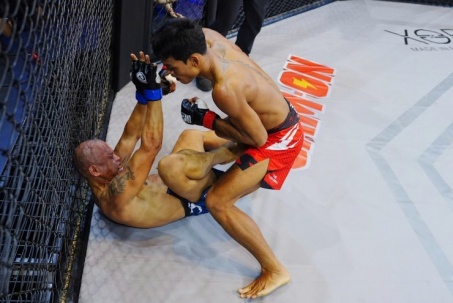 Mãn nhãn MMA: "McGregor Việt" giã gạo võ sĩ Philippines, Huy Hoàng thắng knock-out 100%
