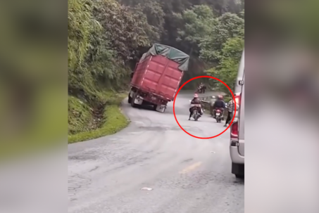 Clip: Thót tim xe máy liều lĩnh lách qua ô tô tải nghiêng ngả trên đèo dốc