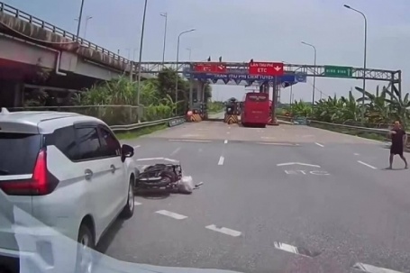 Ôtô đâm bay người đi xe máy tại vòng xuyến - ai sai?
