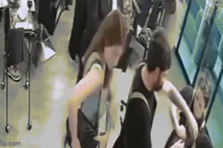 Đâm thợ cắt vì không ưng kiểu tóc mới