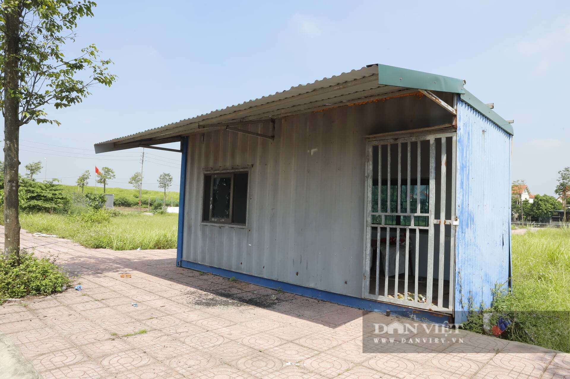 Sự rút lui của dòng tiền đầu cơ được thể hiện rõ rệt nhất qua sự "biến mất" của giới kinh doanh bất động sản. Những hàng rào cắm dày đặc biển quảng cáo, tờ rơi rao bán đất nền từng đỏ rực cả một góc phố nay không còn dấu vết.&nbsp;Dấu tích duy nhất còn sót lại của "kỷ nguyên" môi giới tấp nập là những chiếc container từng được sử dụng làm văn phòng giao dịch dã chiến.&nbsp;