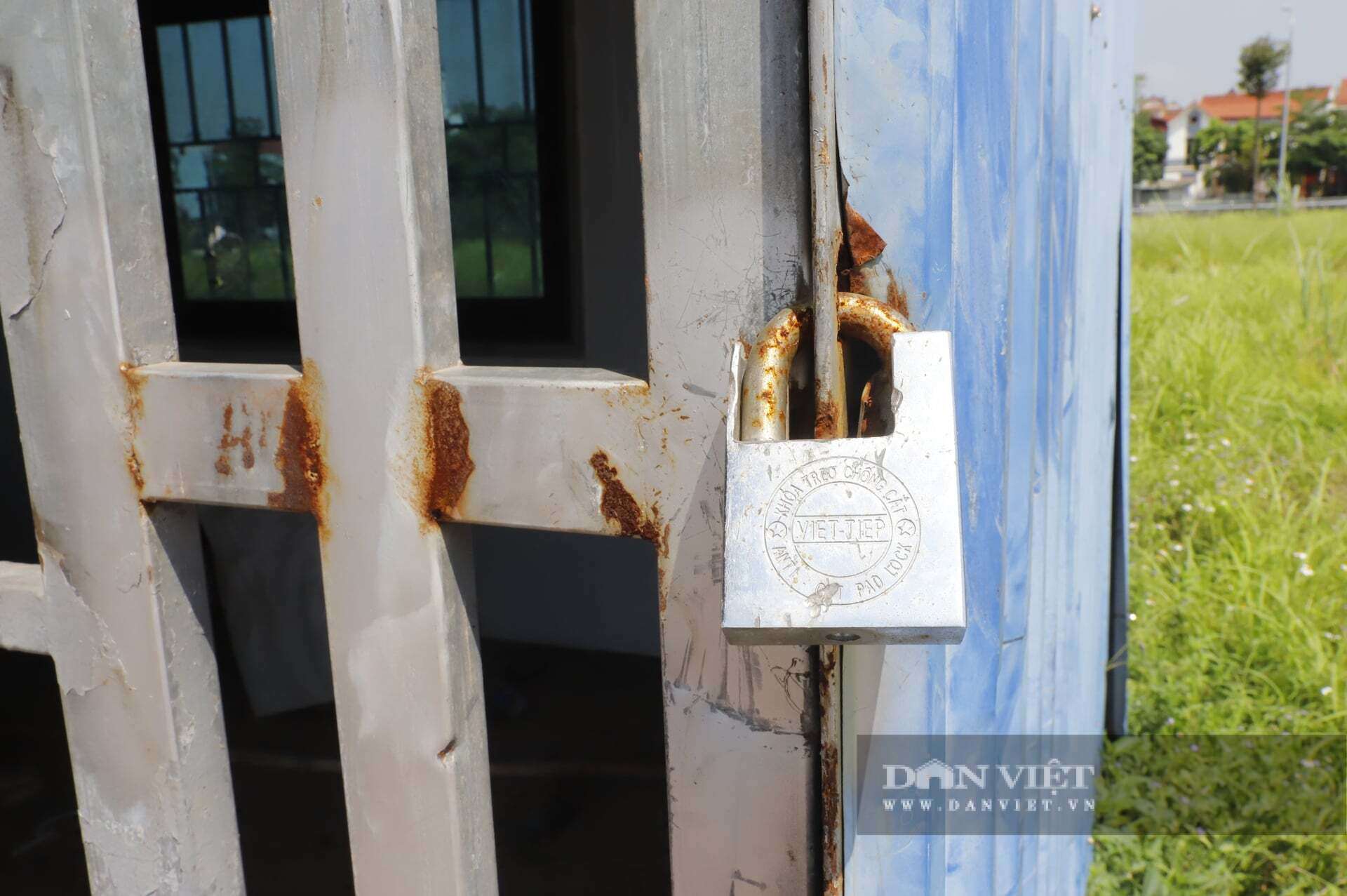 Các thùng container này nay bị khóa trái cửa, lớp sơn bên ngoài bong tróc, hoen gỉ, nằm chỏng chơ giữa bãi đất trống bạt ngàn cỏ dại. Không còn tiếng còi xe, không còn những nhóm người tụ tập chỉ trỏ bàn tán về giá đất, khu đất đấu giá Lòng Khúc giờ đây chìm trong sự tĩnh lặng, trái ngược hoàn toàn với mức giá trúng đấu giá "trên trời" mà nó từng xác lập.