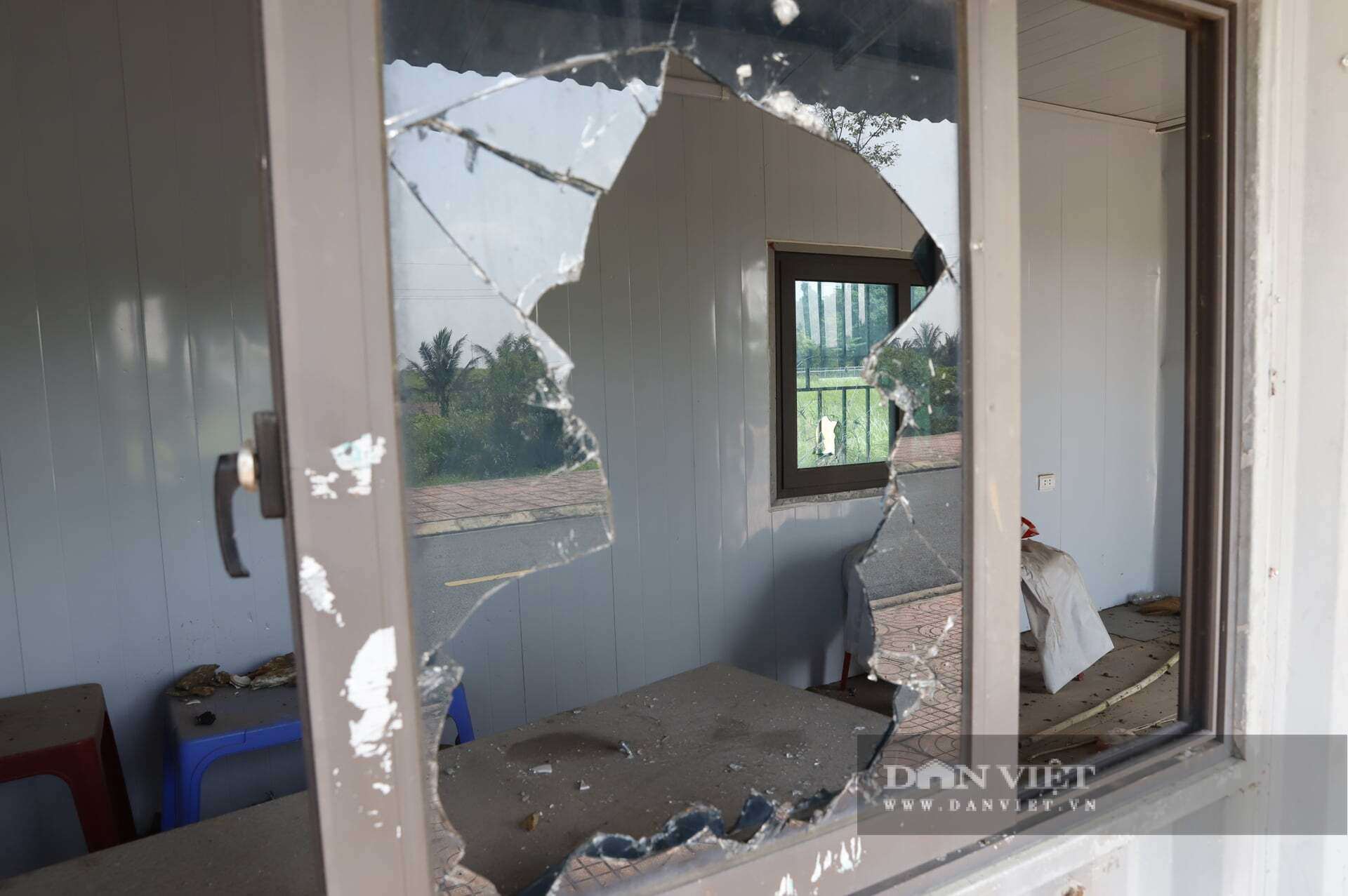 Các thùng container này nay bị khóa trái cửa, lớp sơn bên ngoài bong tróc, hoen gỉ, nằm chỏng chơ giữa bãi đất trống bạt ngàn cỏ dại. Không còn tiếng còi xe, không còn những nhóm người tụ tập chỉ trỏ bàn tán về giá đất, khu đất đấu giá Lòng Khúc giờ đây chìm trong sự tĩnh lặng, trái ngược hoàn toàn với mức giá trúng đấu giá "trên trời" mà nó từng xác lập.