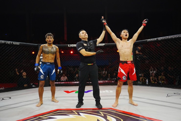Huy Hoàng (quần đỏ) tiếp tục đánh nhanh thắng nhanh, tỷ lệ thắng knock-out 100% khi đấu MMA&nbsp;