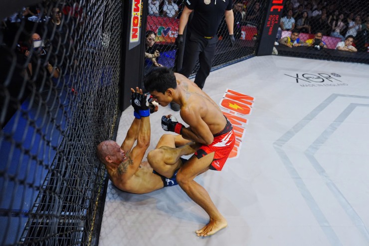 “McGregor Việt Nam” Danh Quốc (quần đỏ) thắng thuyết phục võ sĩ Philippines (quần xanh)