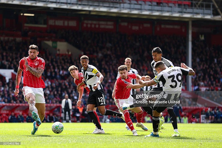 Newcastle (áo sọc đen trắng) gặp nhiều khó khăn trên sân của Nottingham Forest