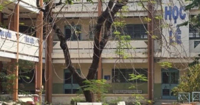 Ngôi trường 3 tầng ở TP.HCM bị bỏ hoang, cỏ mọc um tùm