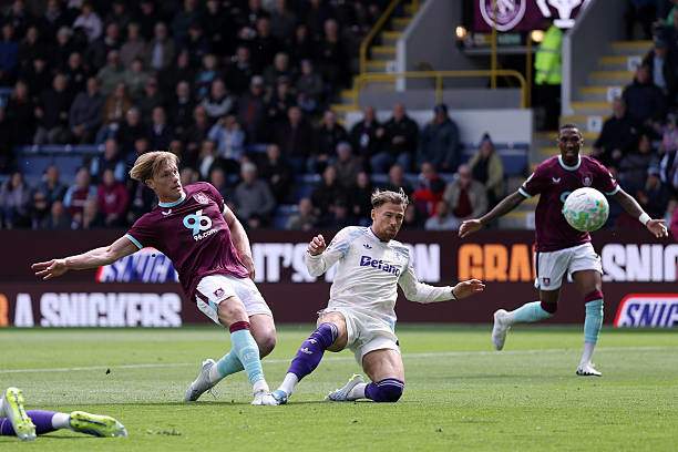 Trực tiếp bóng đá Burnley - Aston Villa: Buendia bị dẫm rơi cả giày, đội khách vẫn không được 11m (Ngoại hạng Anh) (Hết giờ) - 4