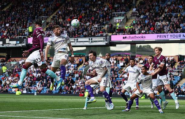 Barkley đánh đầu gỡ hòa 1-1 cho Aston Villa ở cuối hiệp 1