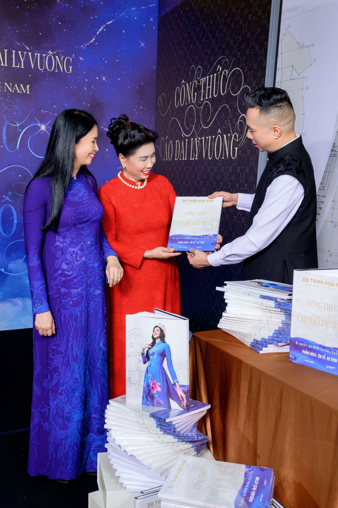 Bà Đặng Thị Bích Liên, nguyên Thứ trưởng Bộ Văn hóa, Thể thao và Du lịch, cùng bà Lan Phương, Phó Chủ tịch Thường trực Hội LHPN Việt Nam đánh giá cao tư duy hệ thống hóa di sản văn hóa Áo dài Việt Nam