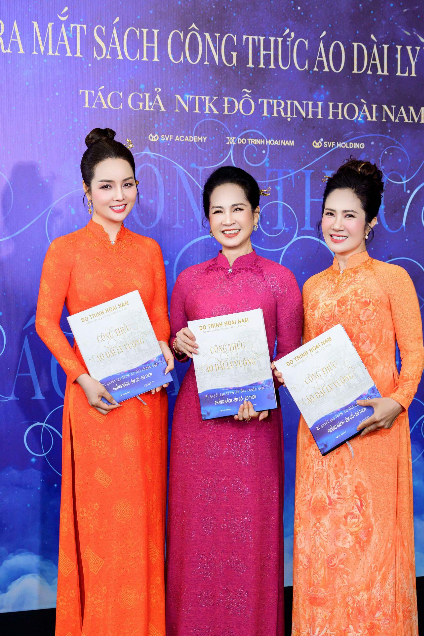 Các nghệ sĩ gồm NSND Lan Hương Bông, NSƯT Nguyệt Hằng và đạo diễn Mai Thu Huyền toát lên vẻ đẹp đằm sâu, chín chắn. Áo dài Ly Vuông minh chứng cho sức sống mãnh liệt khi tôn vinh trọn vẹn nét duyên dáng của phụ nữ Việt ở mọi lứa tuổi.