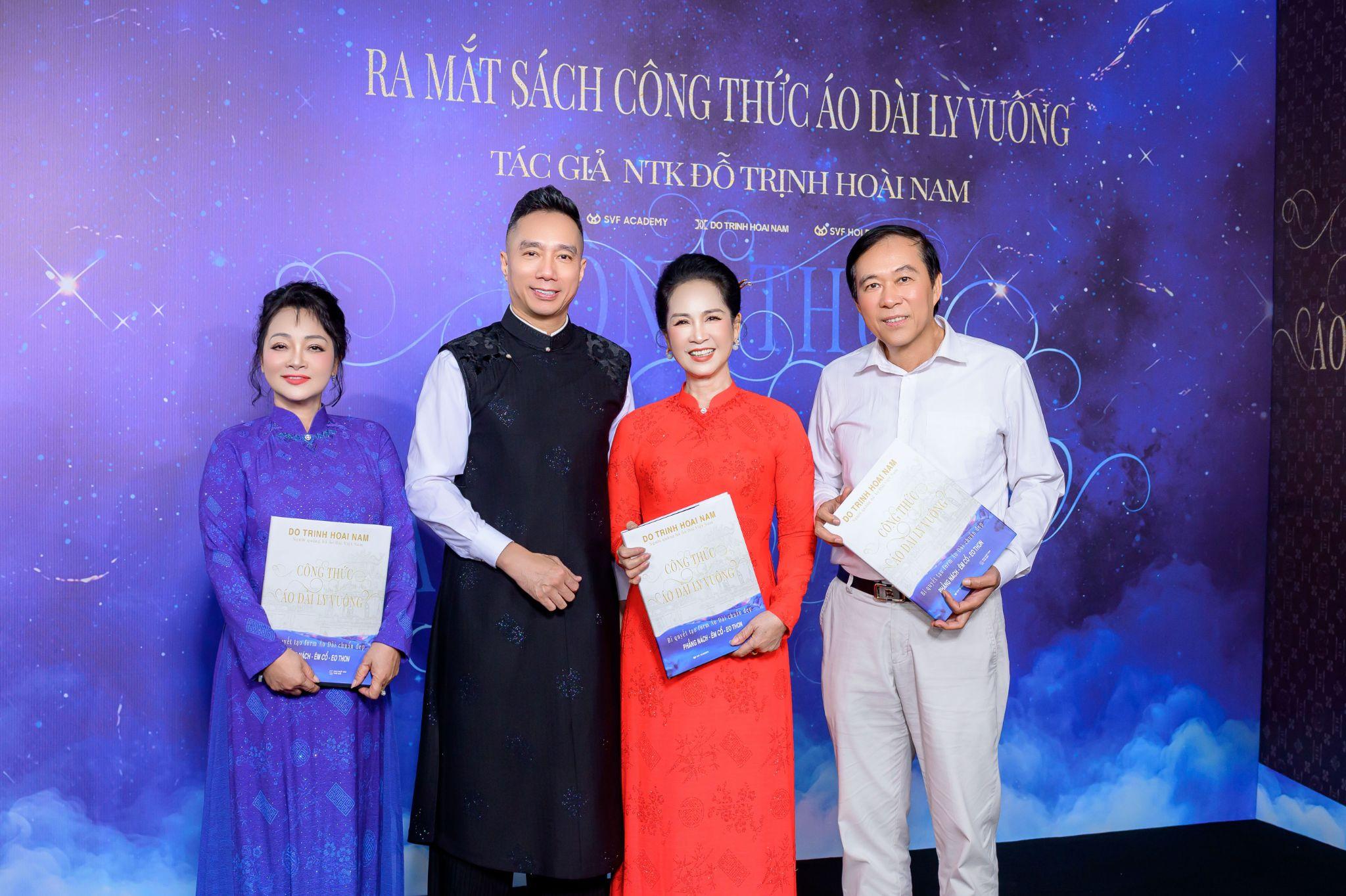 NSND Lan Hương Bông cùng NSƯT Đỗ Kỷ, nghệ sĩ Trà My hội tụ tại sự kiện. Sự đồng điệu trong lựa chọn trang phục khẳng định xu hướng tối giản, tập trung vào chuẩn mực phom dáng đang lên ngôi trong năm 2026.