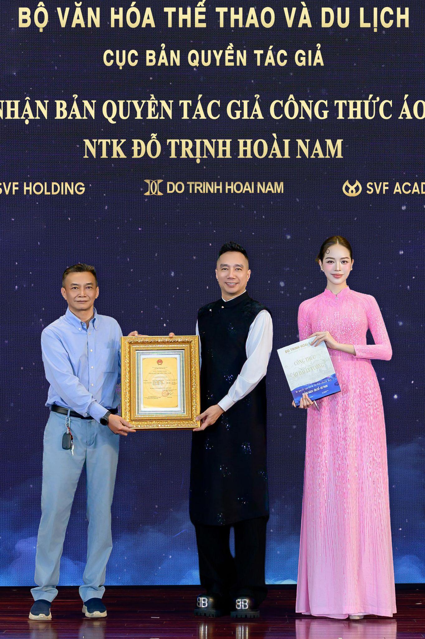 "Công Thức Áo Dài Ly Vuông" - Hơn cả một cẩm nang nghề nghiệp, đây là một bảo vật văn hóa xứng tầm để sưu tầm, triển lãm và là món quà tri thức vô giá dành tặng những người yêu cái đẹp.