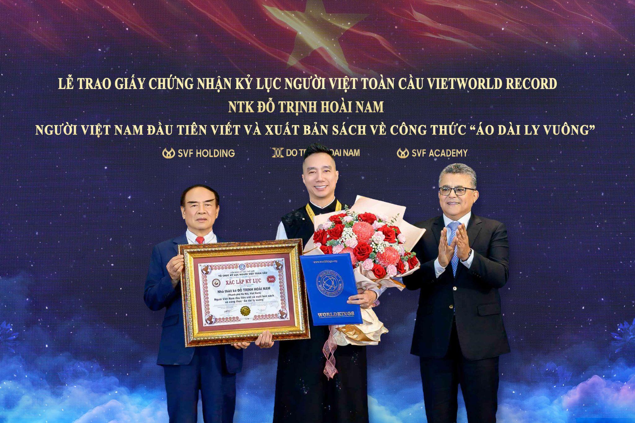 Khoảnh khắc lịch sử: NTK Đỗ Trịnh Hoài Nam vinh dự đón nhận Bằng Kỷ lục Toàn cầu. Gần 40 năm miệt mài bên bàn cắt đã đơm hoa kết trái thành một di sản tri thức vô giá.