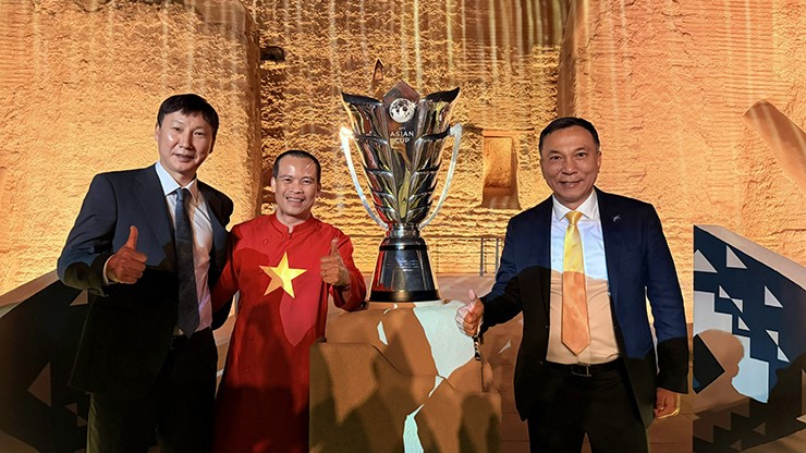 HLV Kim Sang Sik cùng chủ tịch VFF Trần Quốc Tuấn tại lễ bốc thăm Asian Cup 2027.