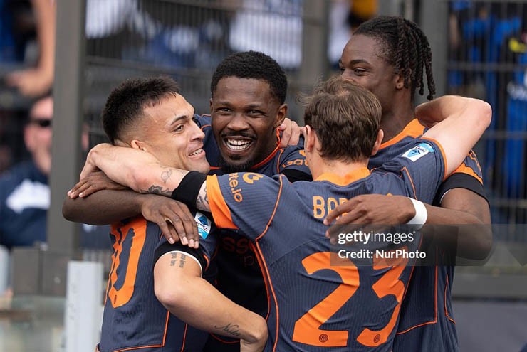 Các cầu thủ Inter Milan ăn mừng bàn mở điểm