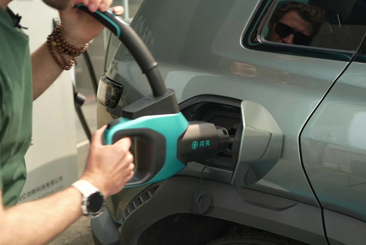 Sạc xe điện nhanh hơn cả đổ xăng, nhưng pin BYD phải đánh đổi điều gì?