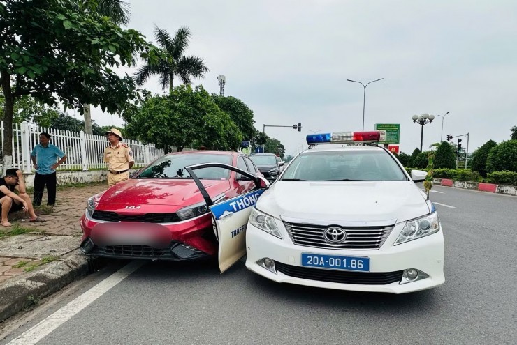 Tài xế vi phạm nồng độ cồn, chạy quá tốc độ đâm vào xe CSGT