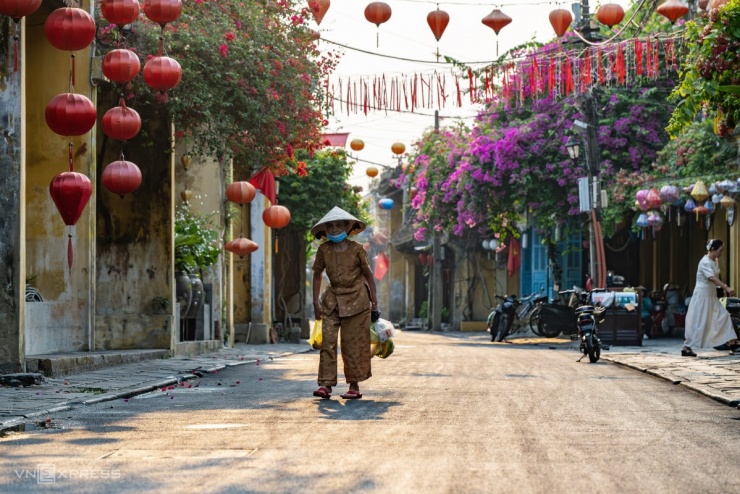 Những du khách muốn cảm nhận vẻ đẹp yên tĩnh của Hội An có thể dậy từ khoảng 6h, khi đường phố chỉ lác đác vài người địa phương.