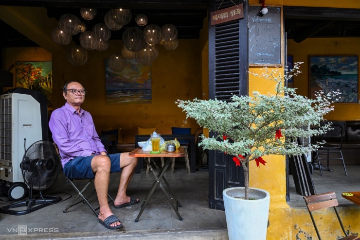 Mở hàng từ 7h, ông Nguyễn Thành Nhân, chủ quán cà phê The Son Bistro, cho biết cảnh sắc sáng sớm ở Hội An đẹp, tất nhiên sự nhộn nhịp, sôi động vào giờ cao điểm cũng mang nét thú vị riêng.