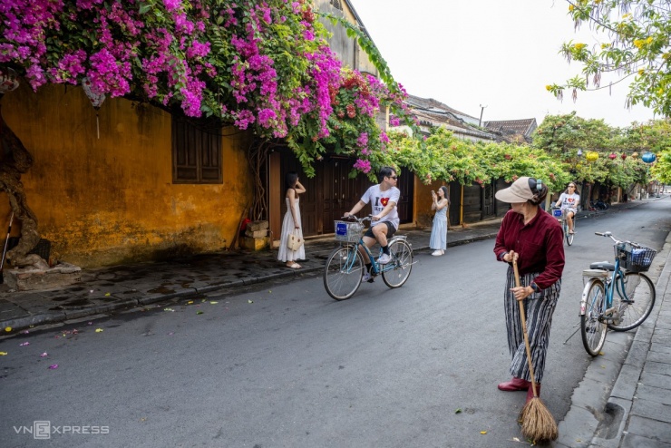 Một số du khách dậy sớm chụp hình, tránh giờ cao điểm thường phải chờ 5-10 phút trước các bụi hoa giấy nở rộ ở Hội An.